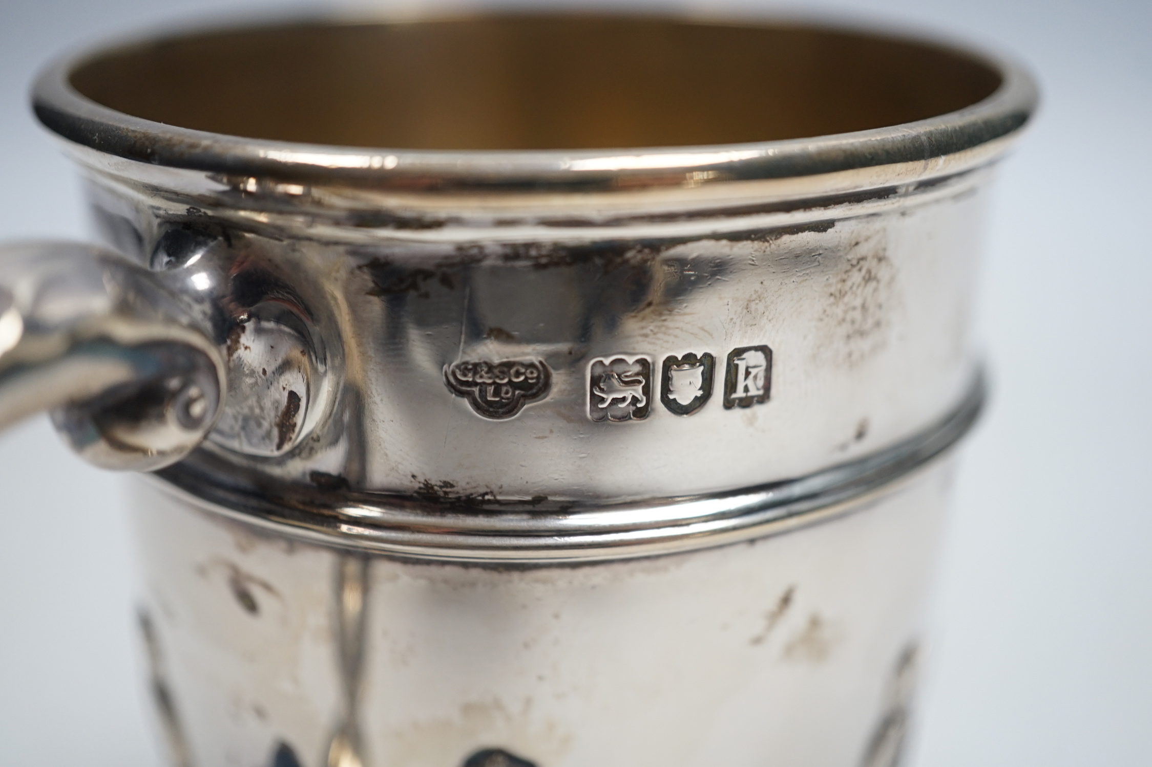 An Edwardian silver christening mug, with card cut decoration, Goldsmiths & Silversmiths Co Ltd, London, 1905, 96mm.